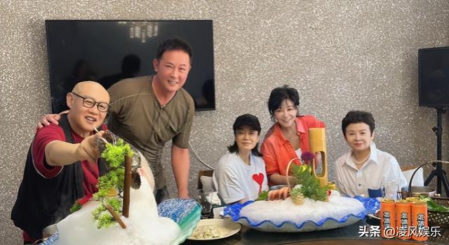 62岁毛阿敏与63岁董文华现况对比！一个豪门守寡，一个风采依旧