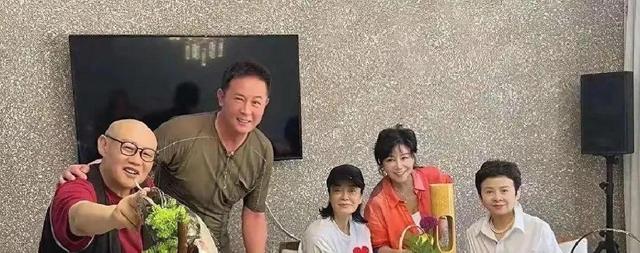 北京聚会：蔡国庆时髦董文华显老，都败给豪门守寡的毛阿敏