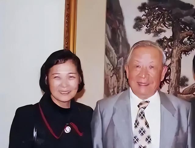 迟浩田将军的夫人有多美？1956年结婚照，妻子容貌出众，善良温顺