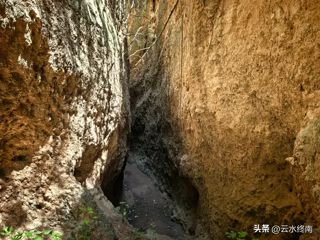 邱祖驻足的青崖洞“低头吸腹夹破头”：除了洞连洞还有“一线天”