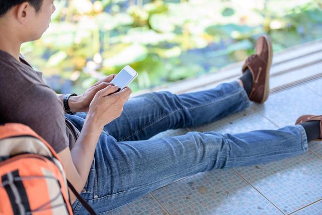 手机立大功！医生发现：经常玩手机的老年人，或会有这8大好处