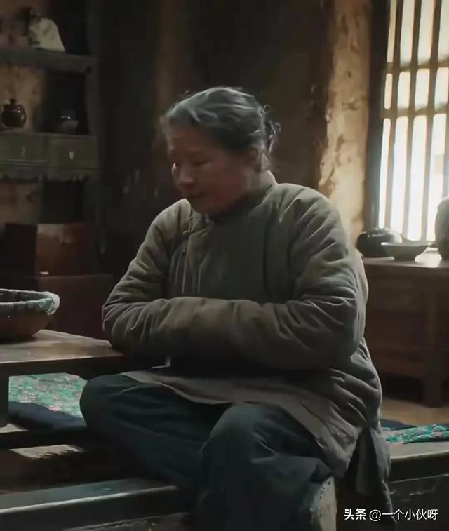 网友偶遇迟蓬老师，本人又漂亮又有气质，不种地之后真白净