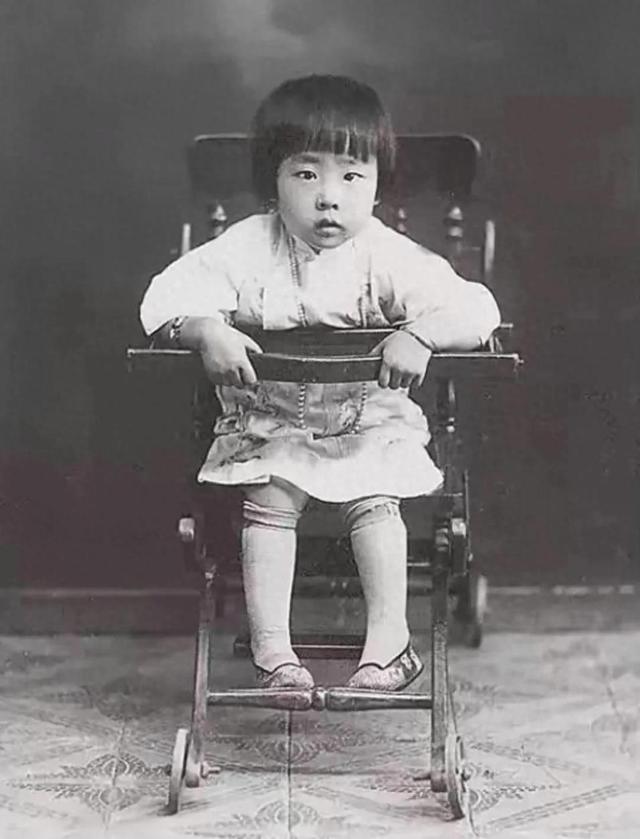 王光美有多漂亮？1940年，19岁的王光美在大学留影，气质不凡