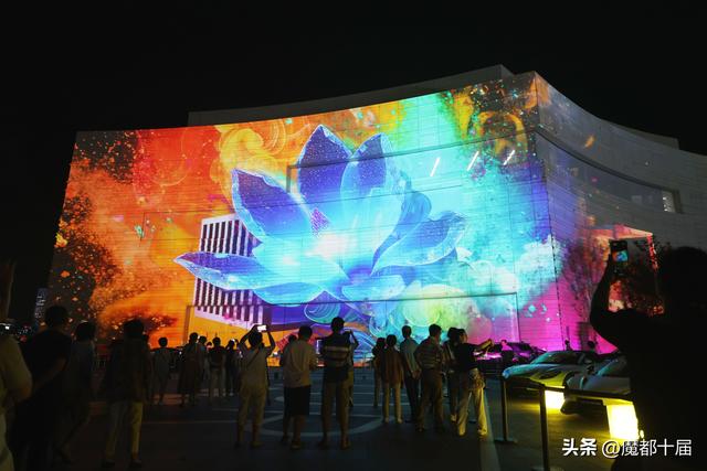周边商场瞬时客流破纪录！上海国际光影节点亮消费新场景