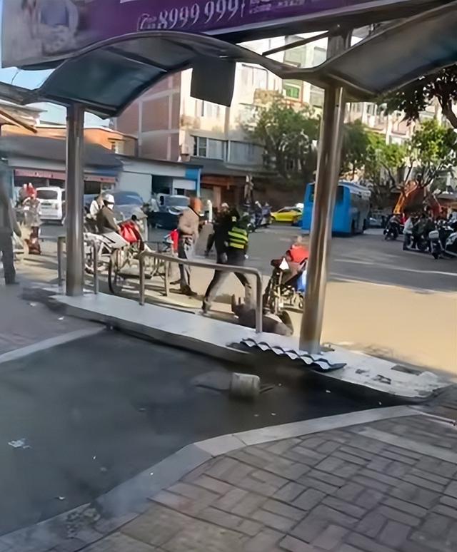 疑与城管队员起争执，老人被推倒后离世；福安警方通报：涉嫌故意伤害，郑某亮已依法被刑拘