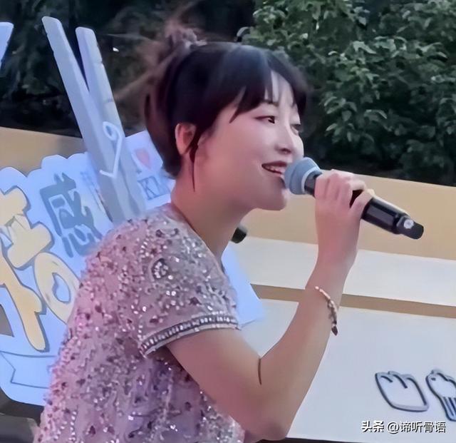 落毛凤凰不如鸡？42岁著名歌手江苏走穴，宾客只顾吃席没人搭理