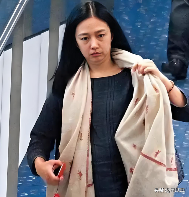 母亲46岁生下她，父亲刘德华用亿万富养，如今13岁她成了这个模样
