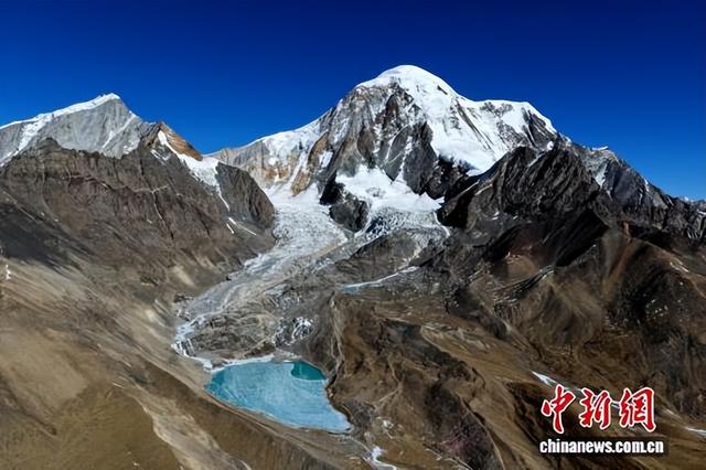 西藏拉萨琼穆岗嘎雪山冰湖引客来