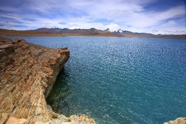 西藏这个湖绝了：蓝冰不输贝加尔湖，还藏世界最高村