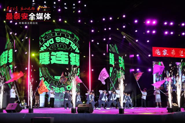 万物向新 俺家大秀 新泰璀璨T台秀燃动夏日夜经济