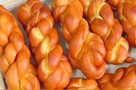 老式大麻花自己做！金黄酥脆，香甜不腻，全家都爱吃！图片