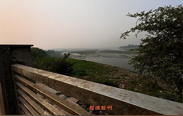 东北小伙闯印度，窜稀5天，参观火葬场发现骨灰撒恒河，恶心坏了