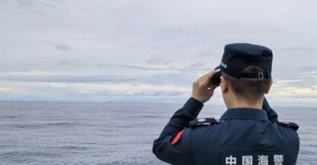 黄岩岛传来大捷！中国海警水炮左右夹击，菲方人员被喷成“一只耳”，紧急举白旗求饶