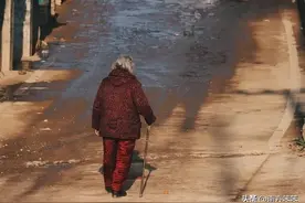 103岁的祖奶奶还活着，可她的两个儿子都走了，老人太长寿也不好图片