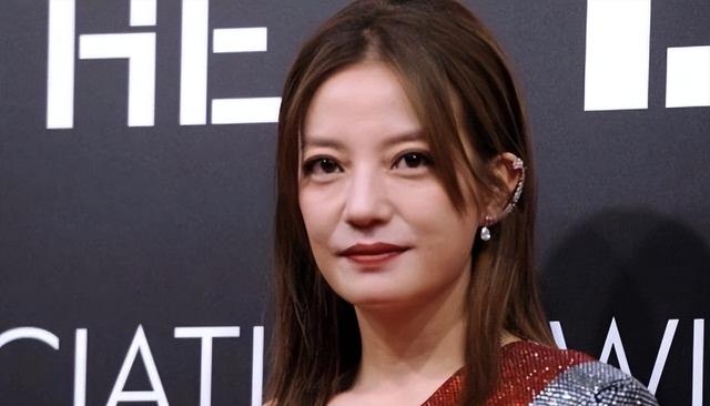 胃癌传闻真相大白半年，49岁赵薇再迎坏消息，连累的何止闺蜜李湘