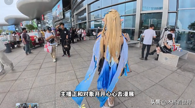 砍死你！男子拆穿女孩“诈骗”，被脚踹夺手机，10余同伙围堵威胁