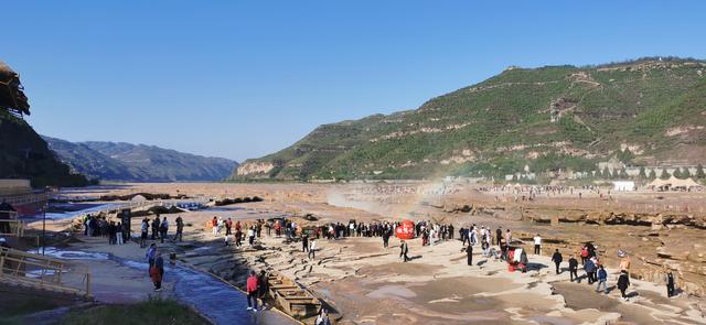 壶口瀑布，惊涛拍岸、奔腾不息的壮丽画卷