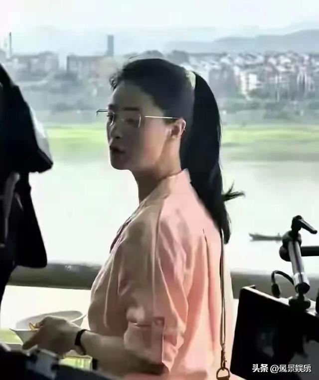 41岁的蒋欣在重庆炸街，瘦成排骨胸筷子腿仍凹凸有致有魅力