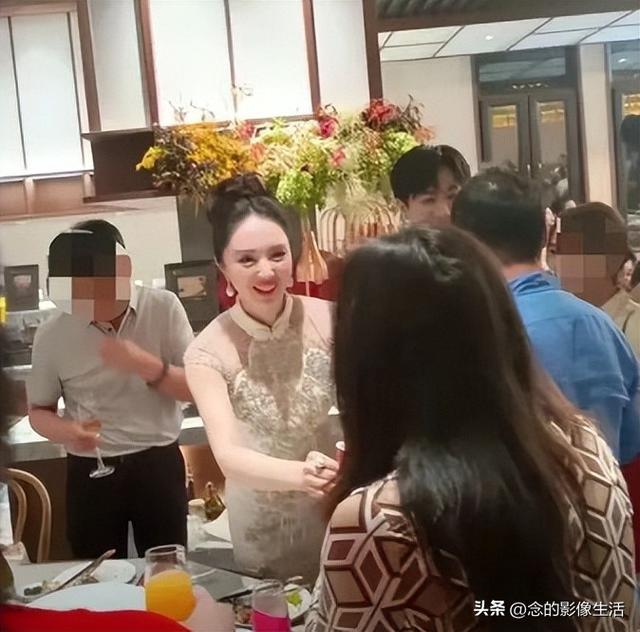 董璇承认再婚后首次亮相带女儿发糖