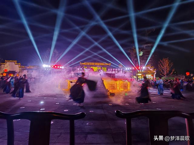 湖北：祥云湾庆典燃爆文旅圈 三喜临门夜 千人天灯点亮浪漫星河‌