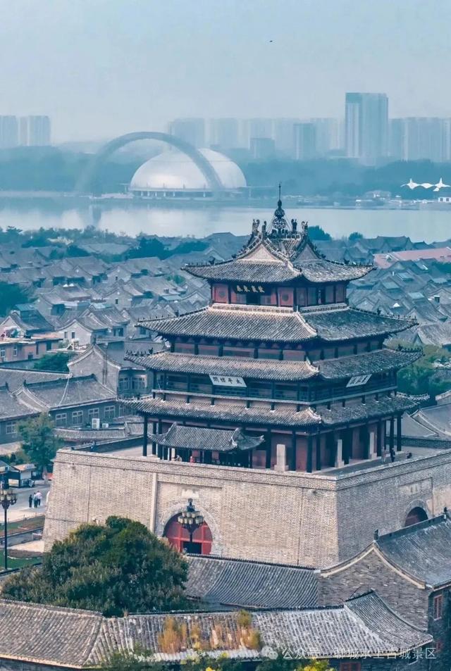 应是天宫打翻了颜料，遗落满城的秋色