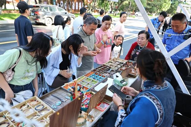 339.6万人点赞“向新”，文化与烟火点亮城市夜晚