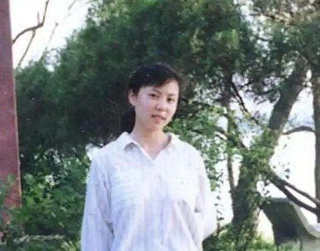 “铊中毒”案当事人朱令骨灰今日安葬，父母发布公告：爱女已入土为安，我们将一如既往追凶，无论天涯海角