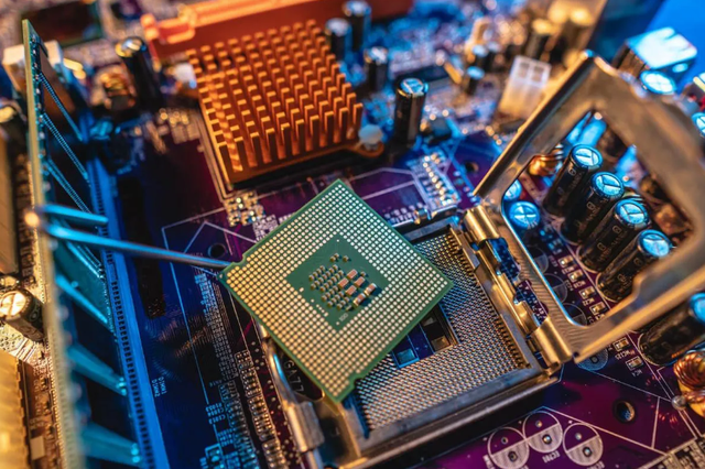 骆家辉警告中国：最好不要自主生产尖端芯片，这不是美国想看到的