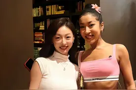 刘欢夫妇家宴照片曝光：10人喝酒唱歌，吉克隽逸穿衣暴露引争议图片