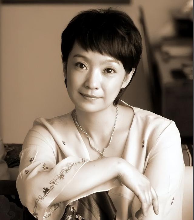 钱再多有什么用！55岁张嘉译现状曝光！病情严重到连走路都站不直