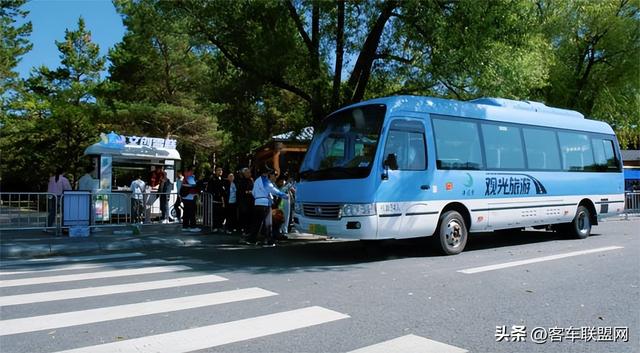 净月潭的绿色动脉：金旅纯电动考斯特守护“绿海明珠”