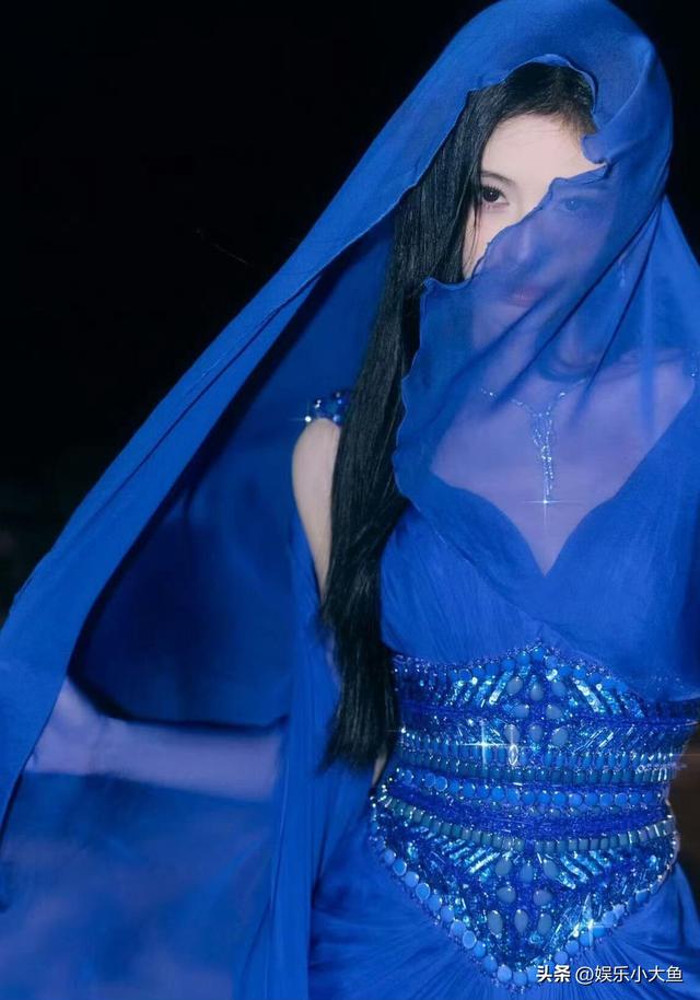 鞠婧祎出席星光大赏活动，黑色露肩长裙配珍珠项链，腰肢纤细好美