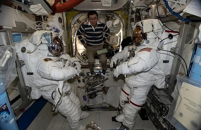 NASA 史上首次医疗撤离：一宇航员现严重健康问题，一周内返回地球