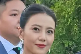 威尼斯这天，高圆圆脸肿像60岁老太，宋慧乔冻龄惊艳，差距太明显图片