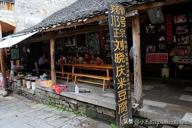 2025芙蓉镇暴走攻略！瀑布灯光秀+刘晓庆米豆腐，夜游爽到尖叫！