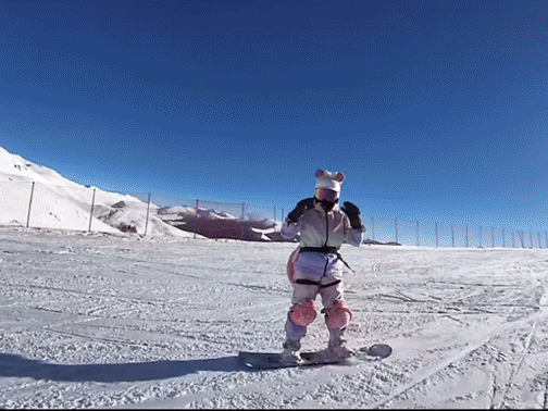 全红婵晒滑雪视频，11秒里摔了一跤接一跤，身上戴满粉乌龟护具，网友：心疼又好笑