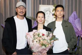 胡军儿子帅到认不出！年仅15岁1米85魁梧壮硕，五官深邃帅过爸爸图片