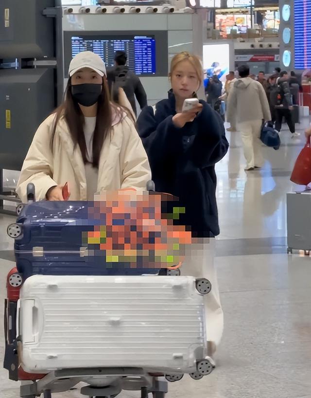 赵薇母女现身北京机场	，15岁女儿一头黄毛，穿搭比50岁妈妈还成熟