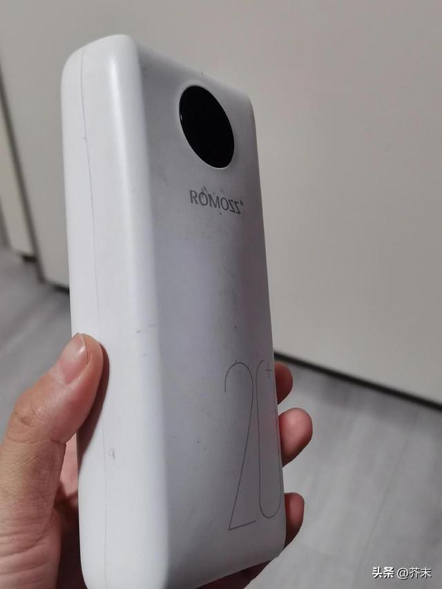 充电宝充不进电？牙签戳复位孔，电量秒回满！
