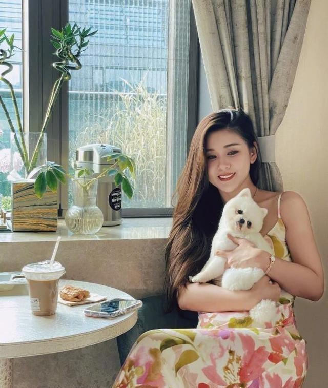 40岁李小萌太丰满，穿印花裙都兜不住好身材，难怪直男都喜欢她