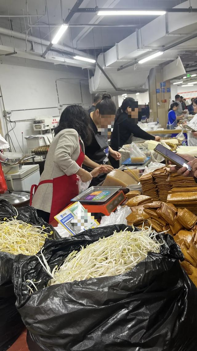 轨道直达的赶场地!地方超大,东西多,买菜这些超方便