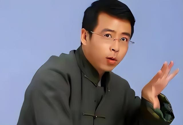 那个曾扬言让中国给全世界道歉，惨遭央视开除的阿丘，如今怎样了