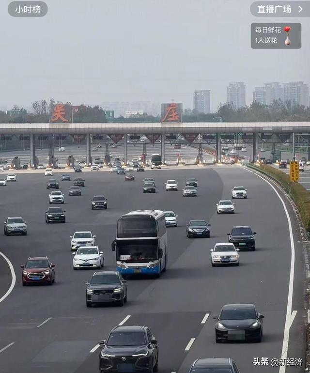 中国最大收费站挤满返程大军，出口24根车道几乎被填满，站长：长假日均车流量超12万台次，是平常近3倍