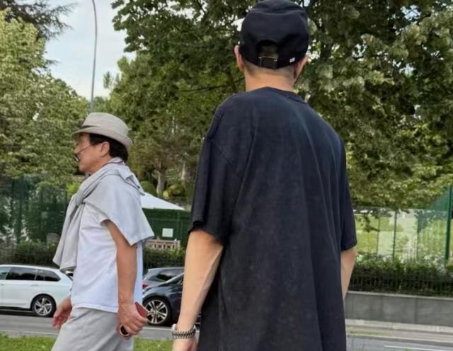 71岁成龙和42岁儿子房祖名在瑞士罕见同框！手机成最大亮点