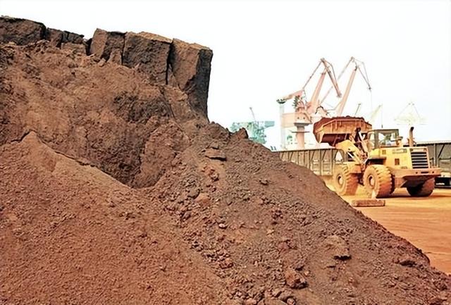 美国生产出第一块稀土磁铁！贝森特敲锣打鼓：再也不怕中国卡脖子