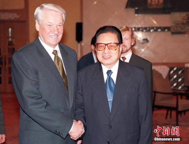 他是中央组织部原部长，69岁官至正国级，长子如今是全国政协委员