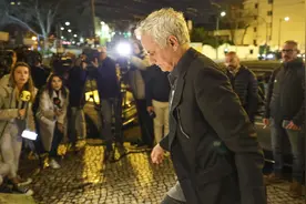 穆里尼奥又去看“黑店”比赛，疑似在为新东家选人，开豪车去散心图片