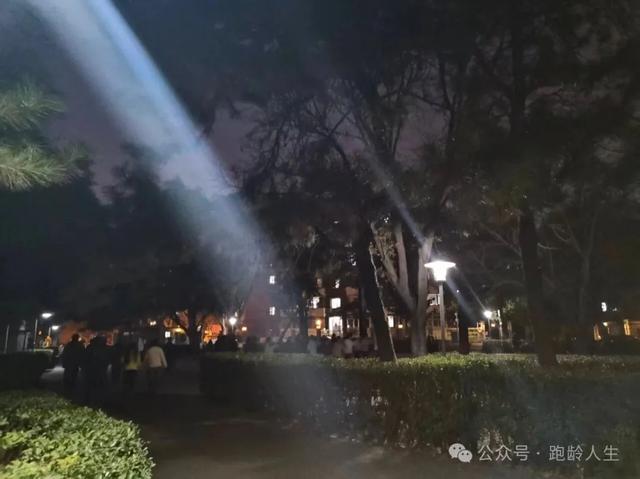 升温之夜与间歇跑：一个人的节奏，一群人的广场