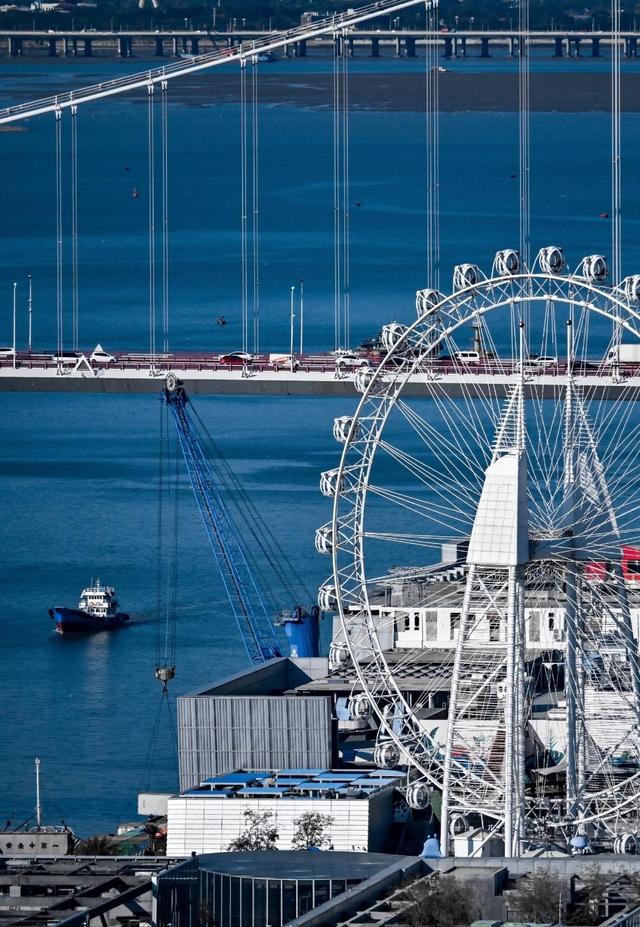 厦门海上世界山海全景摩天轮，高度62米，单圈运行时间约13分14秒