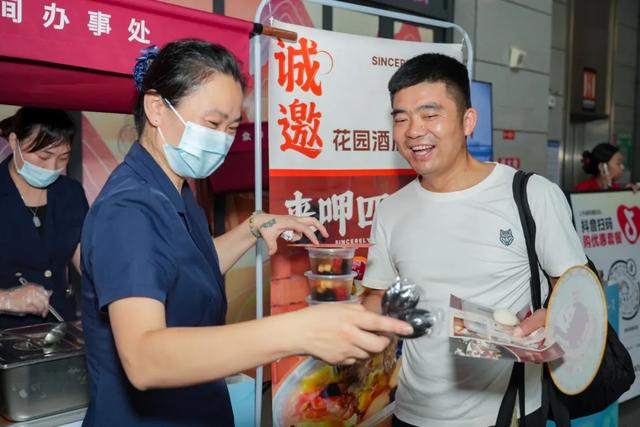 出站秒变蟳埔女！泉州动车站惊现「丰泽有戏非遗快闪」，更有惊喜见面礼